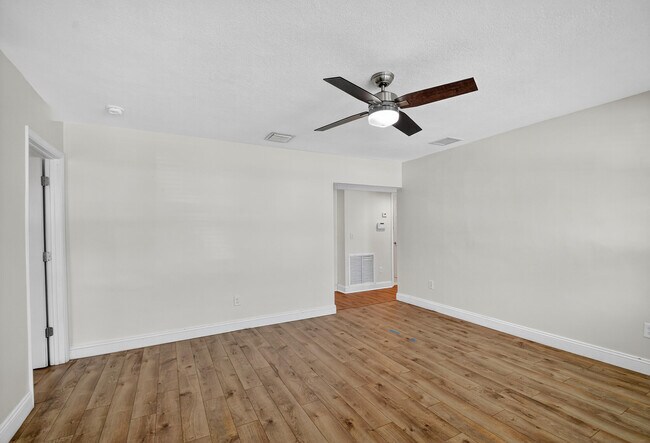 Building Photo - 422 W Ocean Ave