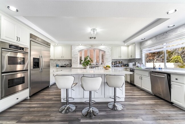 Building Photo - Luxury Living in Guard-Gated Royal Highlands!
