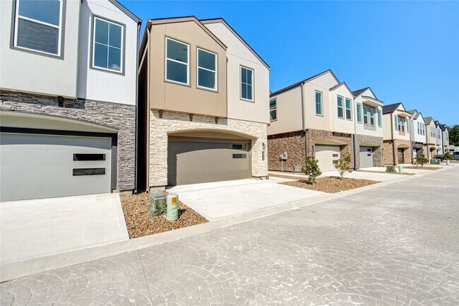 Building Photo - 2922 El Fenice Ln