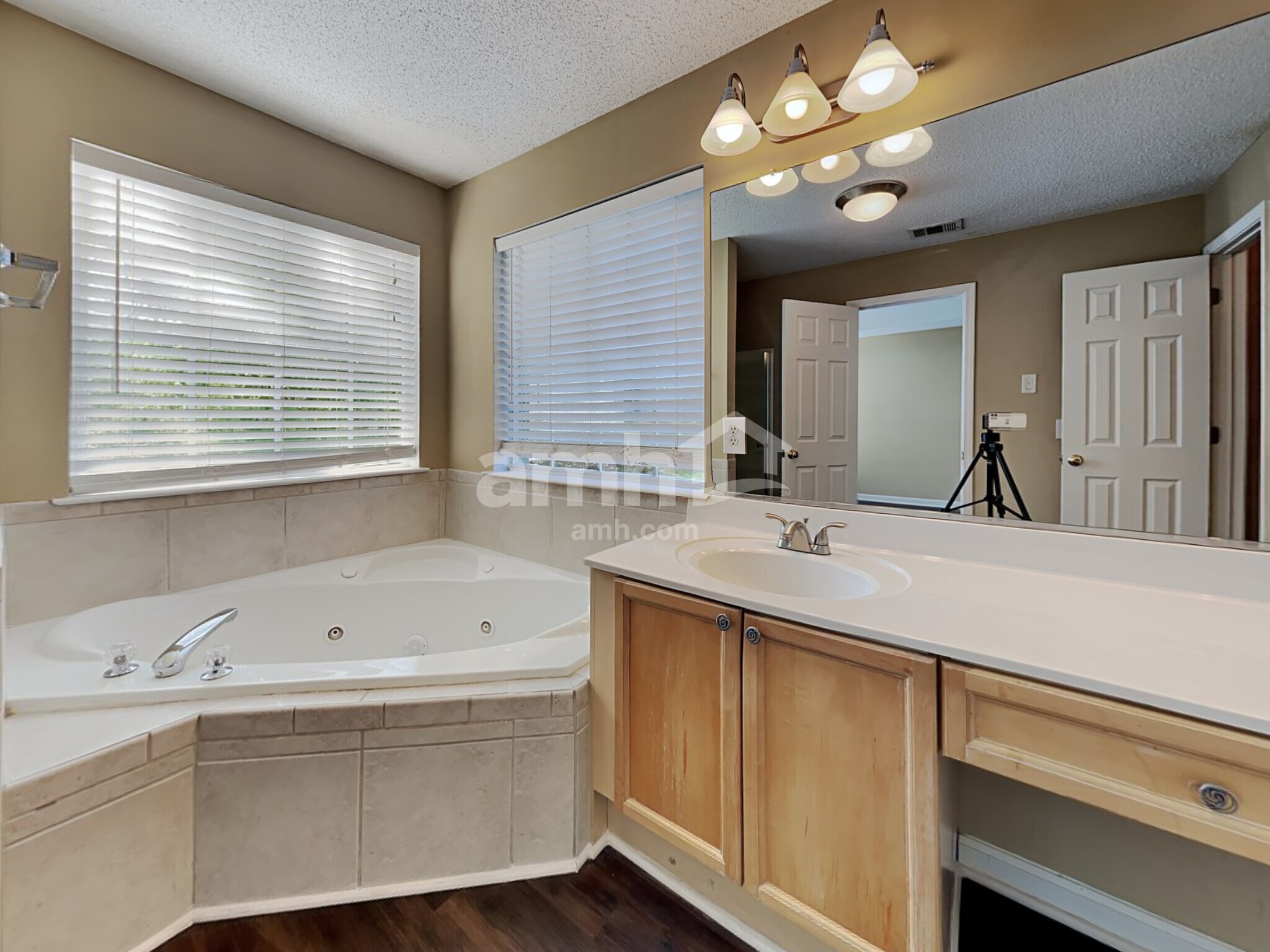 Building Photo - 6004 W Rosie Ln SE