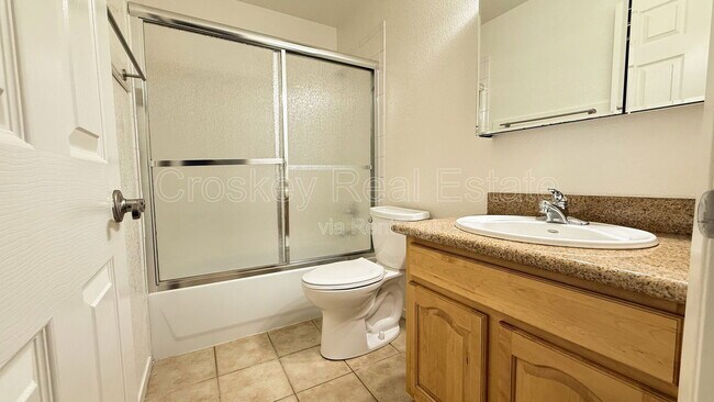 Building Photo - 2225 Lakeview Cir