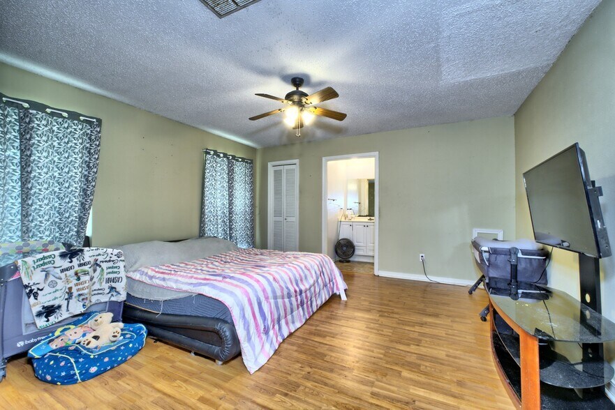 Building Photo - 10014 Mustang Cir