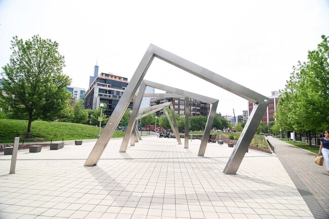 Building Photo - 6 S Laflin St