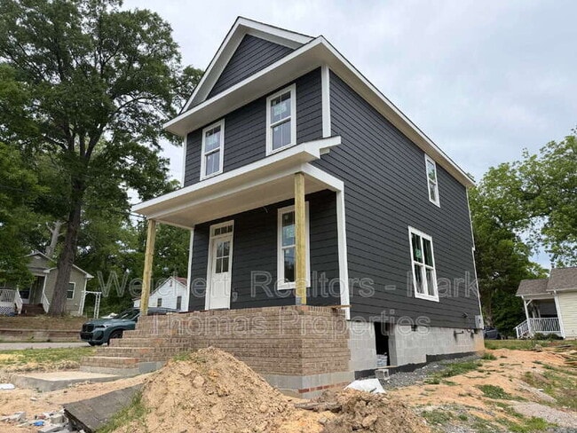 Building Photo - 1203 Fern St