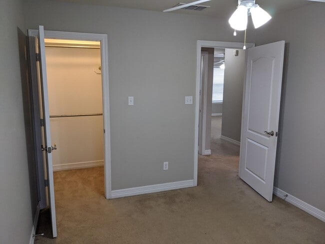 Building Photo - 5805 Thompson Pl