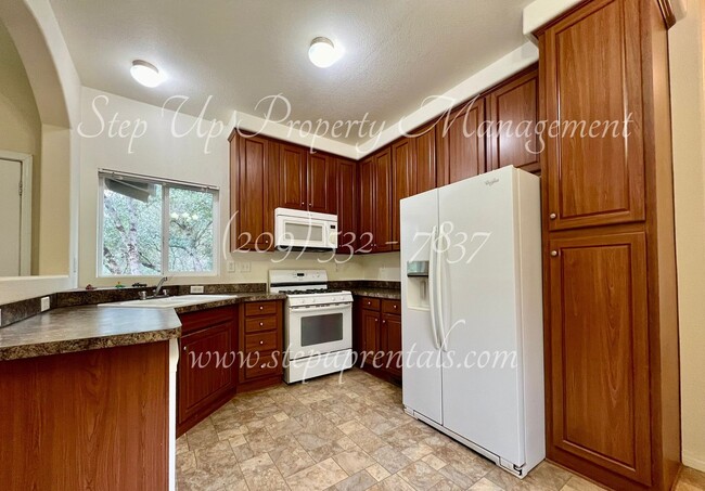 Building Photo - Charming 2 Bedroom 2 Full Bathroom Home Of...