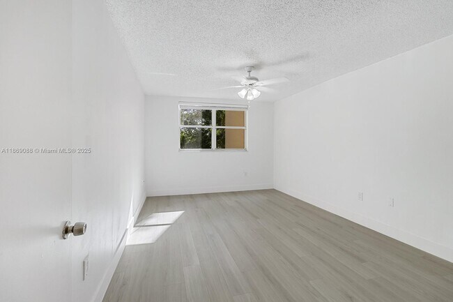 Building Photo - 8333 Lake Dr