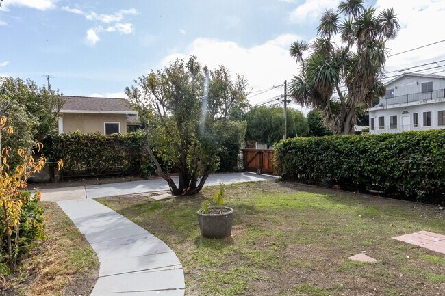 Building Photo - 1000-1006 Tilton