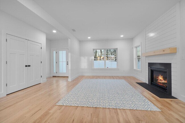 Building Photo - Move In Ready: Custom-built home