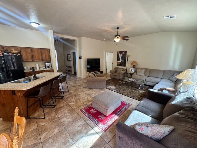 Building Photo - Short Term Fully Furnished Rental! Available May 1st - October 31st!