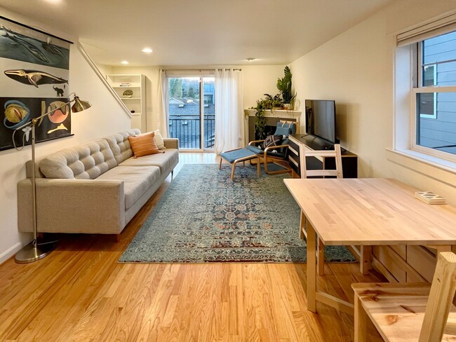 Building Photo - Light and Airy Townhome - Available April 10th