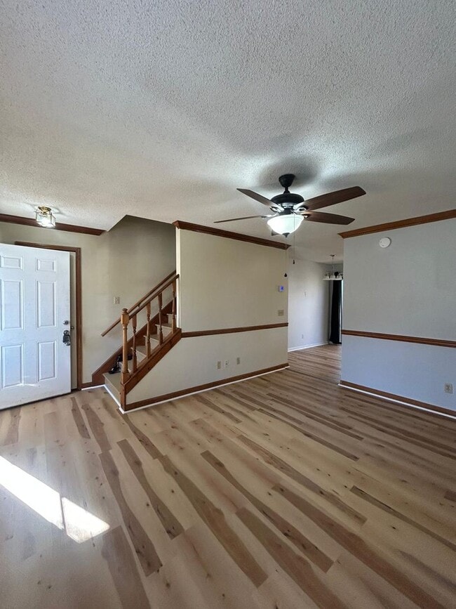 Building Photo - 10 Crescent Ln