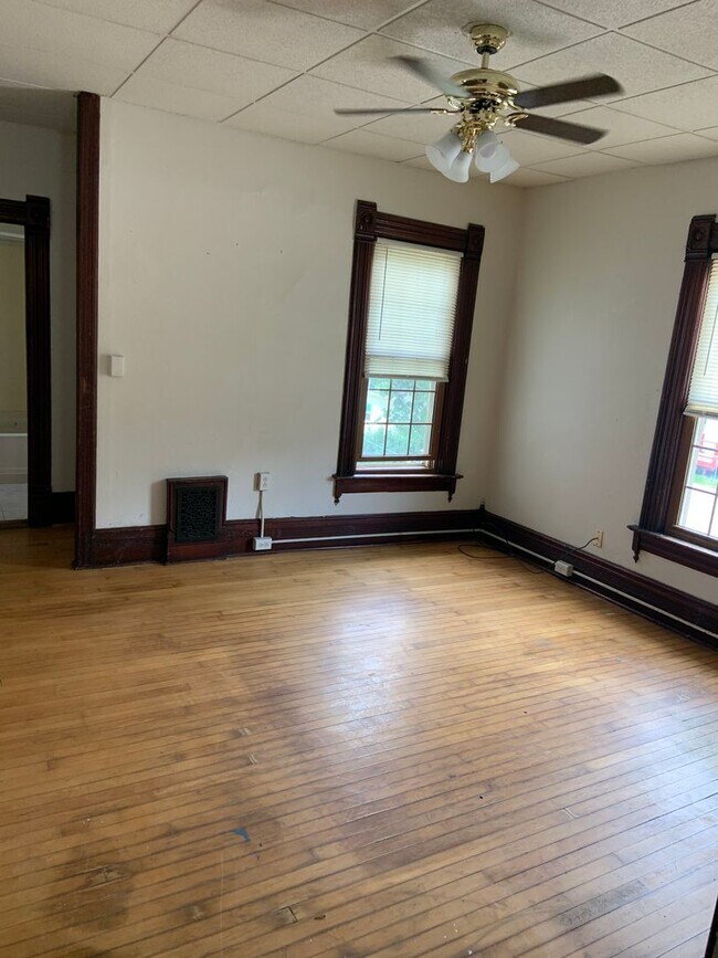 Building Photo - 512 6th St S
