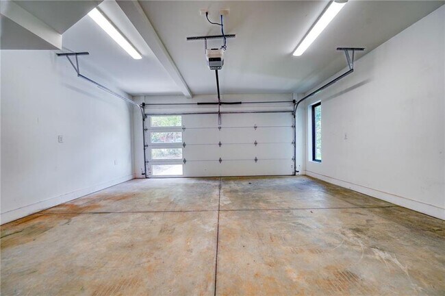 Building Photo - 825 Barnett St NE