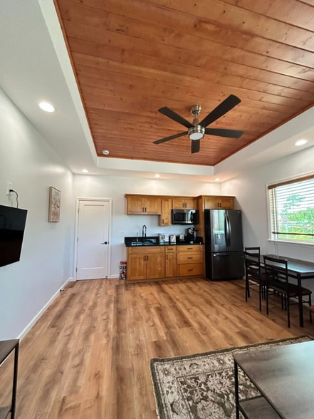 Building Photo - 15-1606-1606 2nd Ave