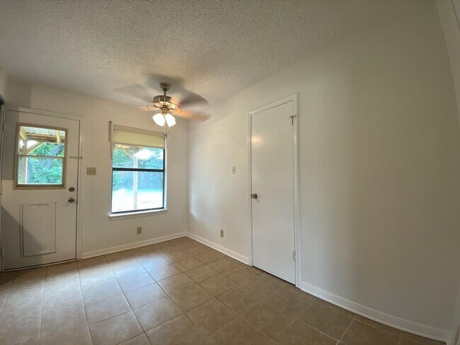 Building Photo - 2501 Peach Tree Ln