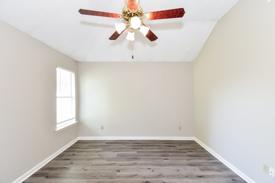 Building Photo - 7653 Fox Hunt Dr E