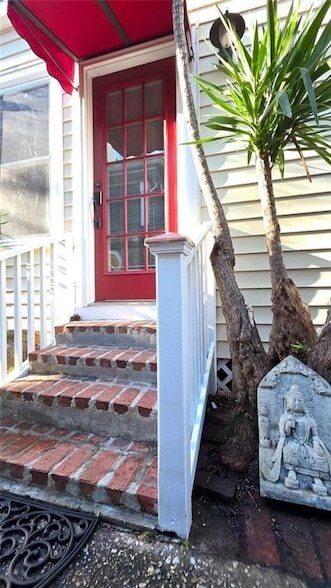 Building Photo - 611 Lyons St