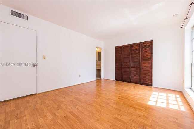 Building Photo - 10784 N Kendall Dr