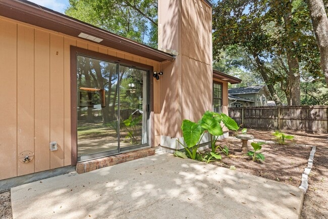 Building Photo - 3 Bedroom in Desirable Location!