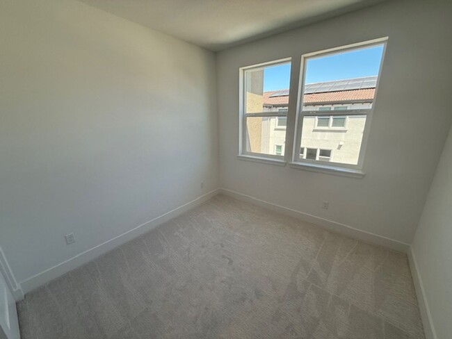Building Photo - Brand New Townhome in Moonstone Community ...