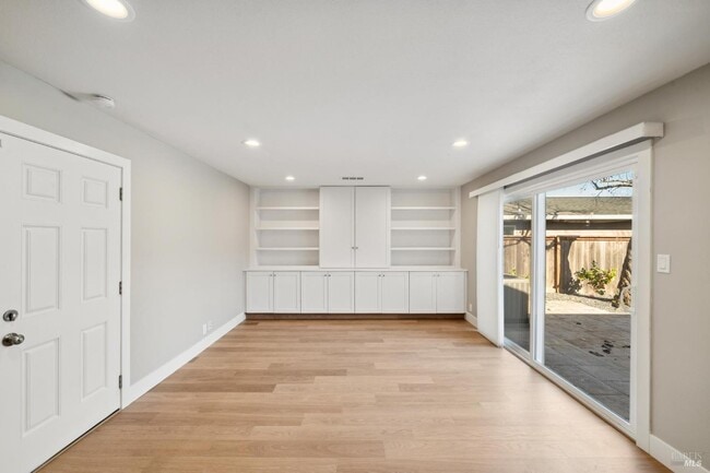 Building Photo - 918 Las Pavadas Ave