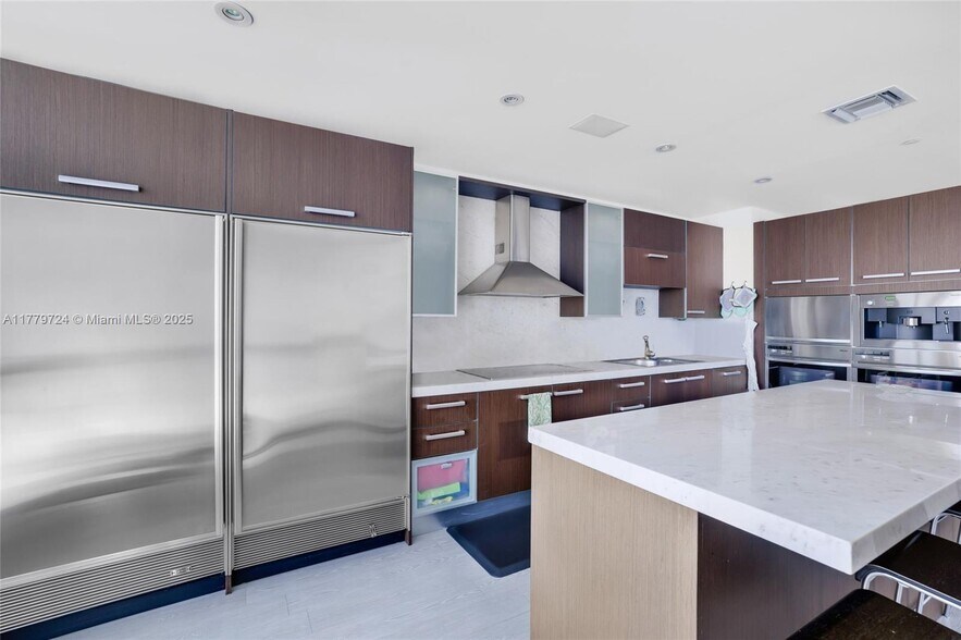 Building Photo - 5959 Collins Ave