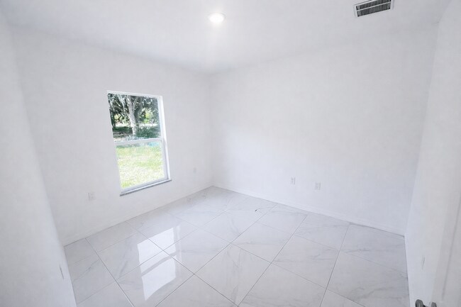 Building Photo - Beautiful 3 bedroom home Sw Lehigh Acres