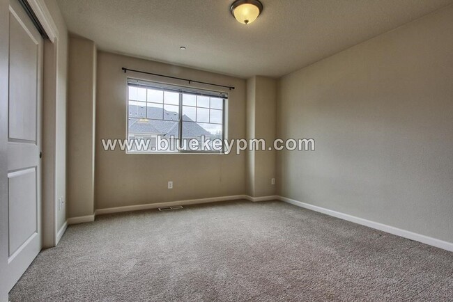 Building Photo - 2 Bed, 2.5 Baths Tri-Level Townhome with O...