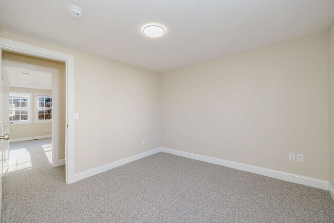 Building Photo - 687 Washington St