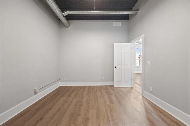 Building Photo - 208 E Main St