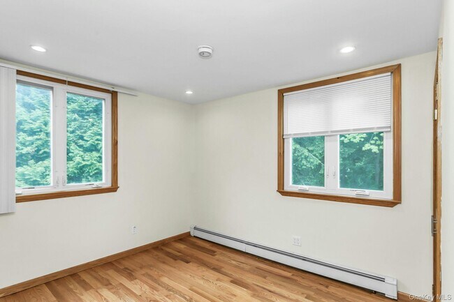 Building Photo - 717 3rd Ave
