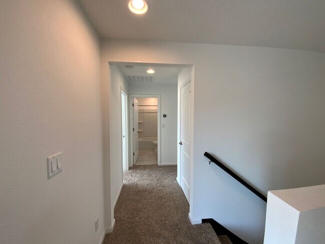 Building Photo - 5 Bedroom Luxury Home Available Near Louis...