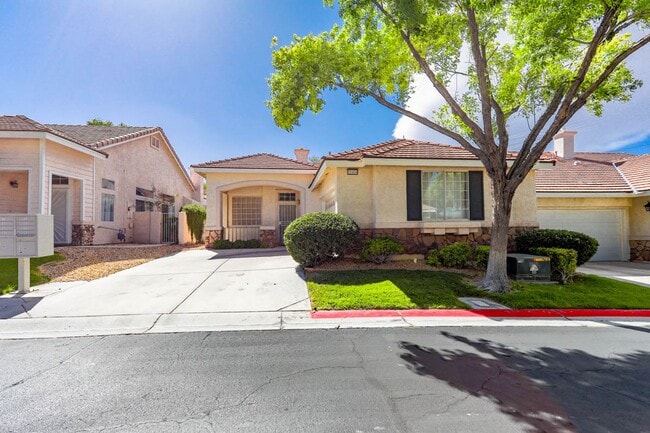 Building Photo - Beautiful One Story 2 Bedroom Townhome With 2 Car Attached Garage