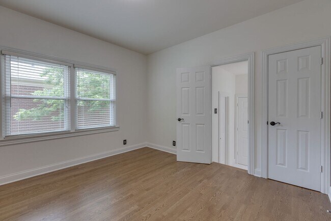 Building Photo - COMING SOON!-- Walk to Kenrose and Ravenwood!