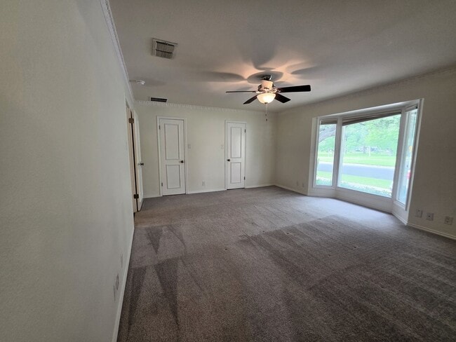 Building Photo - Large Duplex Unit just down the Street fro...