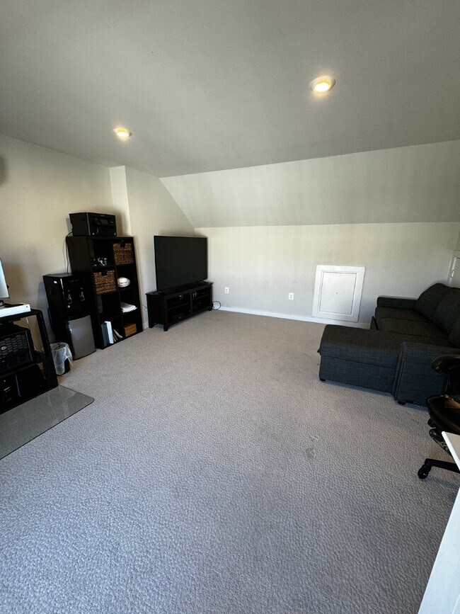 Building Photo - Luxurious 4-Bedroom Townhouse with 3.5 Bat...