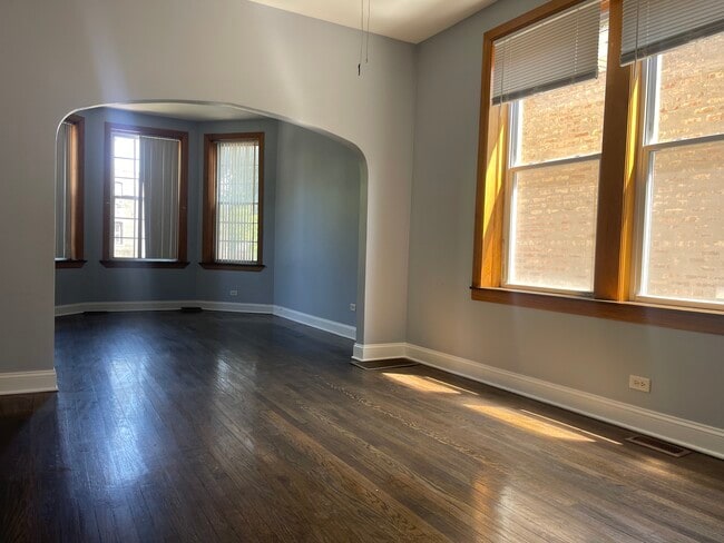 Building Photo - 546 N St Louis Ave