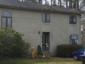 Building Photo - 2 bedroom 1.5 bath Duplex Close to the Beach