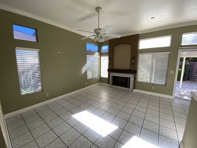 Building Photo - Charming Single-Story Home in Tracy — Across from the Park!