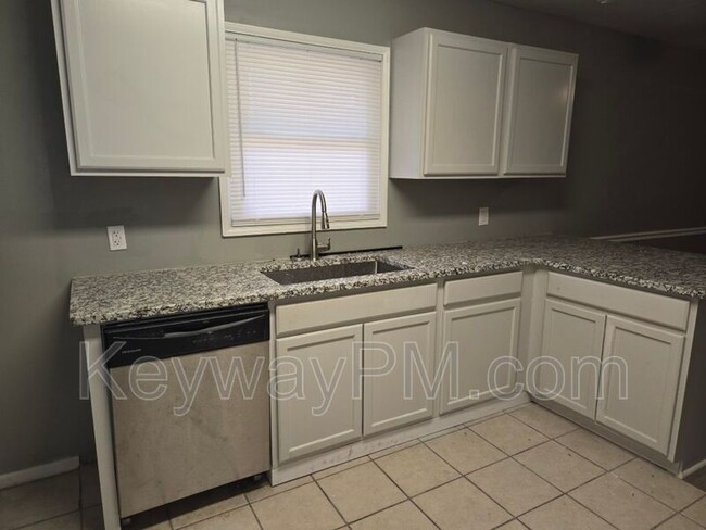 Building Photo - 2226 Raleigh Dr