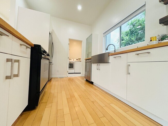 Building Photo - Chic 2-Bed, 2-Bath Home with Gated Yard in...