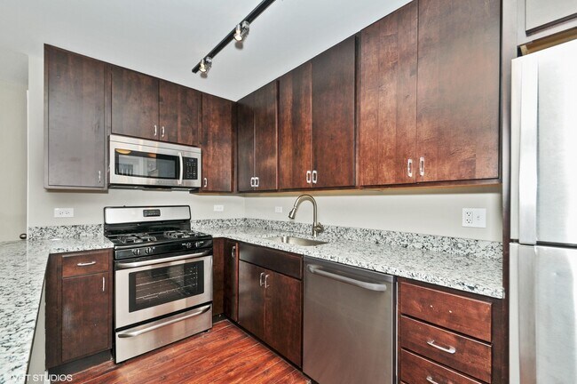 Building Photo - 644 W Wrightwood Ave