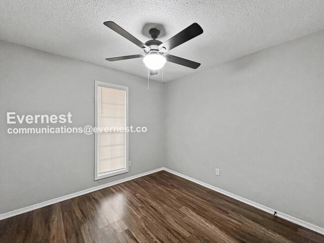 Building Photo - 3 Bed/2 Bath Home with Fenced Yard & Garage / Pet-Friendly / Available Now!