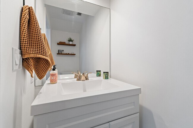 Building Photo - 18213 SE Fairview Cir