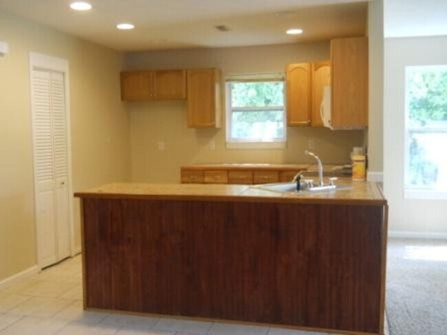 Building Photo - Spacious 3 bedroom house in Nixa!