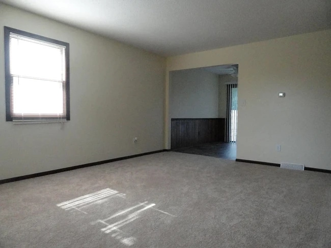 Building Photo - 2512 Ridgefield Dr NE