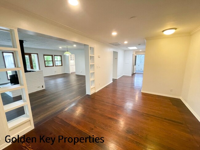 Building Photo - Charming farmhouse available in rural Vist...