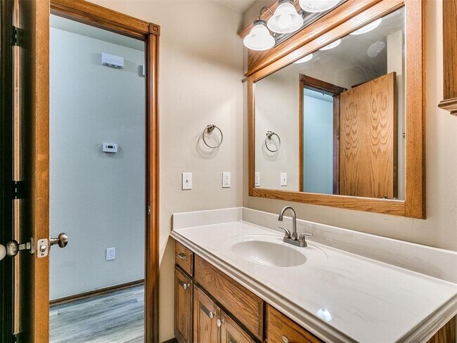 Building Photo - 1001 N Barn Hill Way