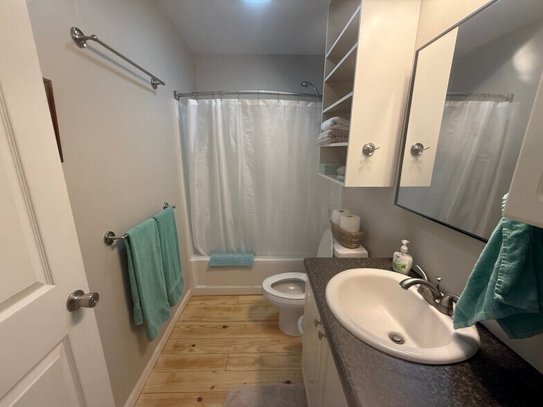 Building Photo - 80 Redwood Ln